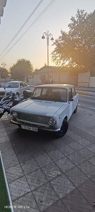 Транспорт: VAZ 2101 “Jiquli” sedan - Korpus: ağ rəng, 4 qapı, xrom bamperlər — 5