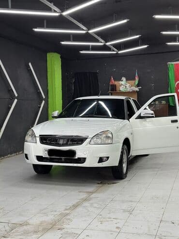 ваза напольная стеклянная высокая без узора: LADA Priora sedan – ağ rəng, 4 qapılı, arxa ötürücülü. Salam maşın — 4