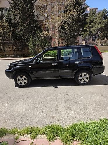 nissan xtrail: Nissan X-Trail, qara rəng, şəhər və yolsuzluq üçün rahat — 8