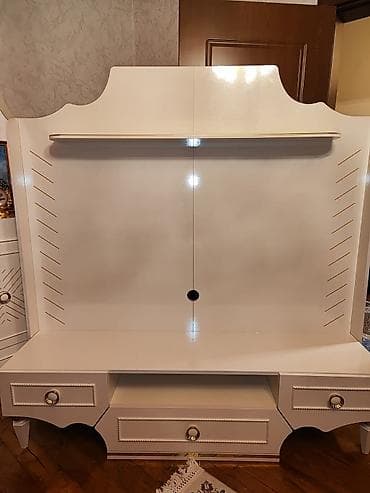 tv alti mebel: Ağ rəngli TV stendi və media divarı - Geniş panel: böyük ölçülü TV — 1