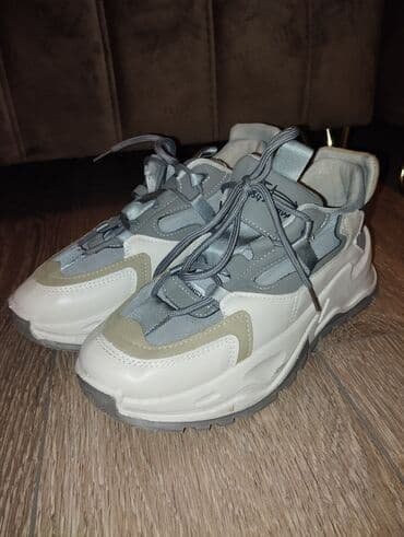 Səndəl və şəp-şüplər: Unisex idman ayaqqabısı

Qeyd: 1 dəfə geyinilib — 1