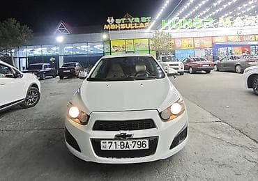 stop hyundai accent: Chevrolet Aveo: 1.4 l | 2014 il 235000 km Sedan — 5