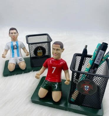 pul yığmaq ucun qab: Oturan futbolçu heykəlciyi ilə bəzədilmiş qələmdan. Dəmir tor dizaynlı — 2