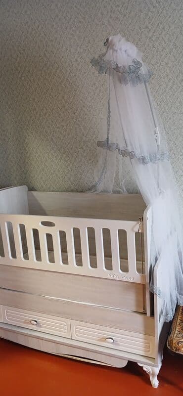 transformer yataq: Oğlan və qız üçün, Yeni, Dördbucaq, Beşik, Matras ilə, Yellənmə mexanizm ilə — 1