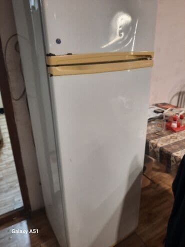 silindirin həcmi: Ağ rəngdə ikiqapılı soyuducu. İki ayrı qapısı var, yuxarı hissədə — 2