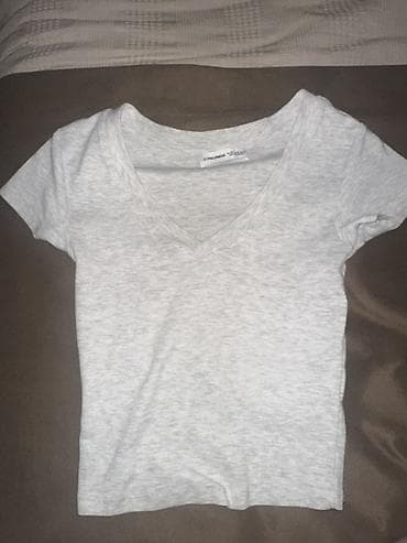 Pull&Bear qadın T‑şortu - Model: qısaqollu, V‑yaxa - Rəng: açıq