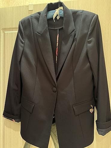 Черного цвета костюм в отличном состоянии . Длина брюк 100 см длина