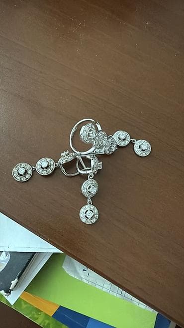 Gümüş rəngli zərgərlik dəsti - Tərkib: üzük və sallantılı sırğalar - — 1