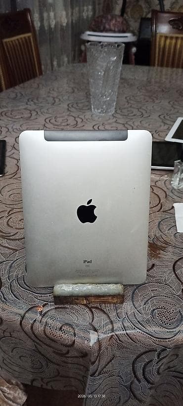 ipad 8: Apple iPad və Samsung Galaxy Tab planşetləri 1) Apple iPad (ağ ön — 10