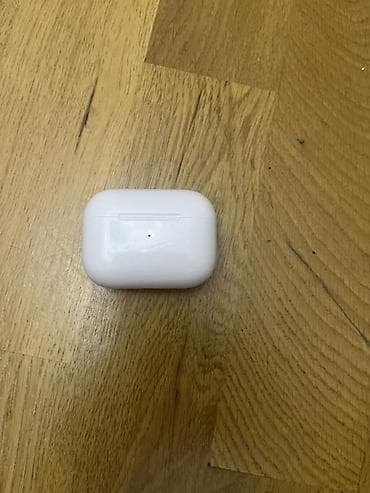 iphone se ucuz: Apple AirPods simsiz qulaqlıq və şarj qutusu. Ağ rəngli, kompakt — 1