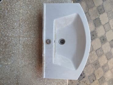 Devit brendindən ağ rəngli keramika rakvin. Bu rakvin dördbucaqlı