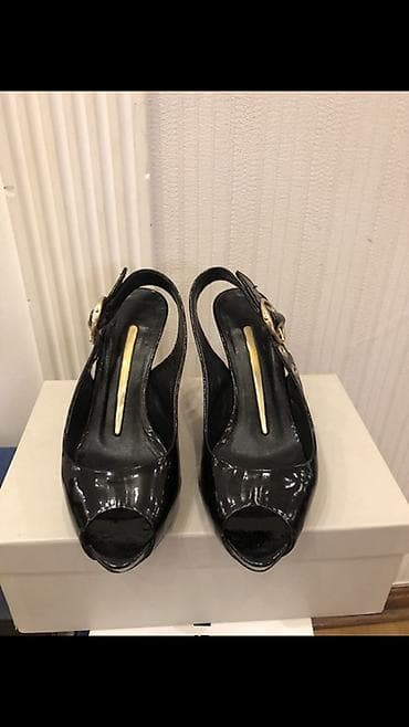 versace qizil sepler: Qadın ayaqqabısı – qara lak dəridən açıq burunlu, arxası açıq — 2