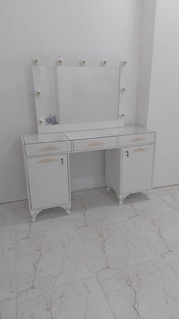 embawood stollar: Yeni, Makiyaj üçün masa, Güzgülü — 1