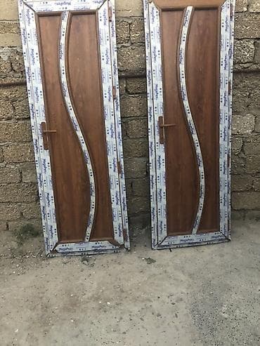plasmas qapi: - Rəng/ton: Tünd qoz-qəhvəyi - Dizayn: Ortadan keçən S formalı — 1