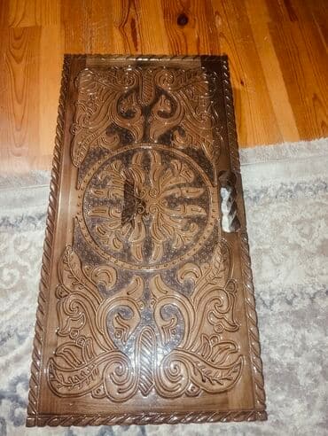 Əl işi olan, üzərində oyma naxışlar olan qoz ağacınan nərd tam əl