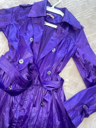 trenc: Bənövşəyi rəngdə qadın trenç palto - Parlaq, atlas effekti verən — 2