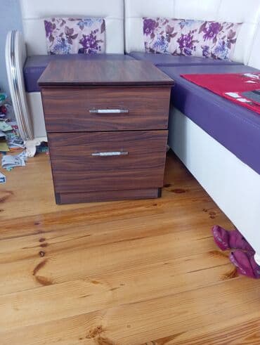 столик для кровати: İki çəkməcəli komod/bedside tumbası - Material: laminat taxta, qoz — 1