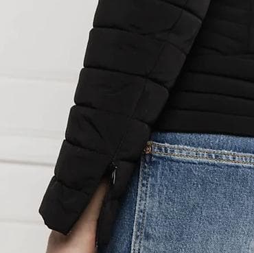 onlayn kurtkalar: Qadınlar üçün qara qısqa quilted yüngül jaket - Rəng: qara - Siluet — 3