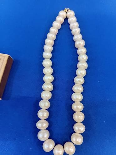 Məhsul: İnci boyunbağı və metal fincan altlığı (2 ədəd) Təsvir: -