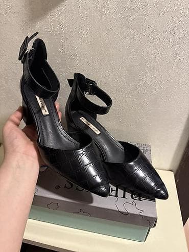 Qadın ayaqqabıları: Qadın ayaqqabısı – klassik qara rəng - Model: Açıq yanlı, sivri — 1