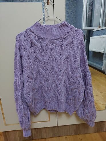 женские свитера из мохера: Bu bənövşəyi rəngdə qadın sviteri, geniş trikotajlı qol detallarına və — 1