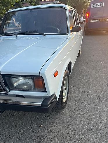 lada vesda: VAZ 2107 sedan – ağ rəng, klassik gövdə dizaynı. ela vezyetdedi hec — 6