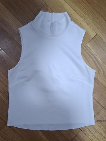 Ağ rəngli qolsuz top – hündür boğazlı. S razmer.
Çatdırılma var — 3