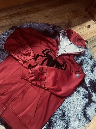 palto kisi ucun: Qırmızı rəngli, ön fermuarlı kapüşonlu süveter. Üzərində hörümçək toru — 1