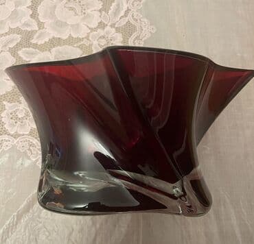 Meyvə qabı,Türkiyə istehsalı,tünd qırmızı rəngdədir, təzədir