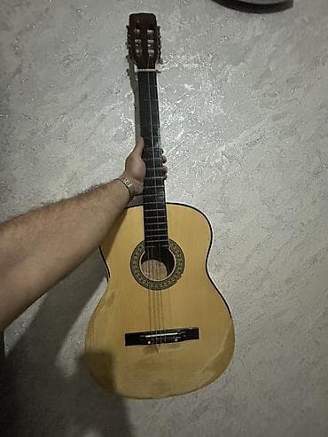 Fleytalar: Klassik akustik gitara - Korpus: ağac üst lövhə, rezonans dəliyi — 1