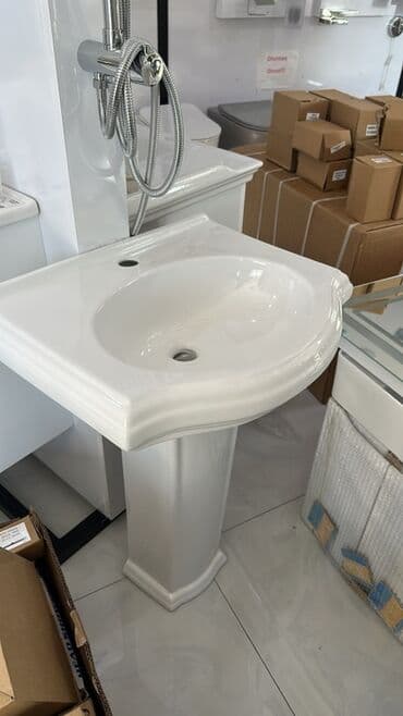 мойка шкаф для кухни: Ağ rəngli keramika Çanaq və iki geniş siyirməli ağ qapalı şkafı olan — 21