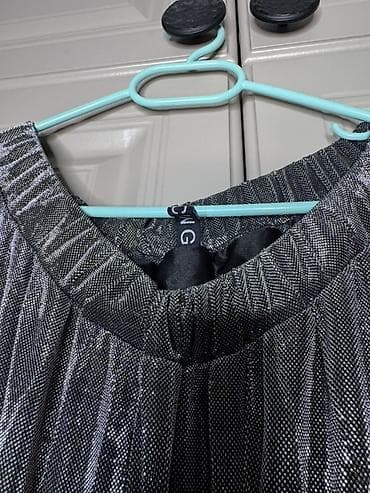 Gümüşü-metallik effektli pliseli ətək - Rəng: gümüşü/boz, işığı tutub — 3