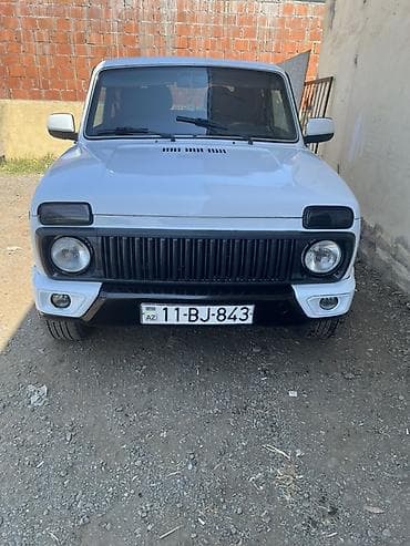 yer qazan traktor: VAZ Lada Niva 3 qapılı, ağ rəngli off-road SUV - Kuzov: kompakt 3 — 4