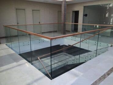 şüşe: Şüşə panellərdən ibarət müasir pilləkən məhəccəri. Məhəccər — 5