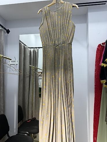 Zərif dizaynlı uzun paltar: - Rəng: bej fon üzərində sarı xallı naxış