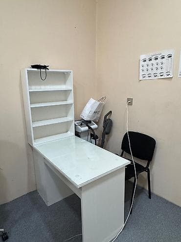 Ağ rəngli iş masası və üstü rəfli modul - Material: laminat/MDFlam