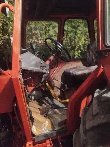 ot çəkən aparat: Qırmızı rəngli təkərli traktor - Güclü dizel mühərriki, önə — 2