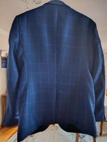 yeni model kurtkalar: Mavi rəngdə, damalı dizaynlı kişi pencəyi. İki düymə ilə bağlanır, yan — 4