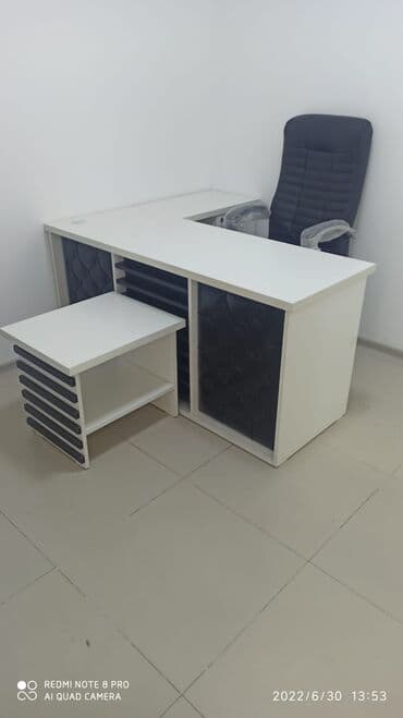 ofis mebeli kreslo: Ofis mebel dəsti Tərkib: - L formalı direktor stolu: ağ rəngli, geniş — 1
