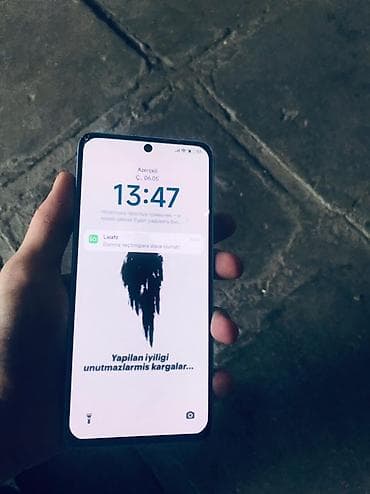 spark 10 pro: Smartfon – mavi rəngdə gövdə, ön tərəfdə mərkəzdə punch‑hole ön — 2