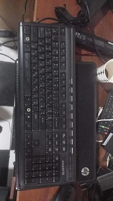 mini kompyuter: Gigabyte markalı simli kompüter klaviaturası. Tam ölçülü quruluşa — 1