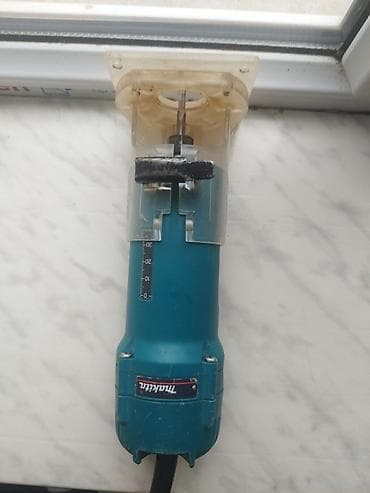 Sendviç panellər: Makita firmasına məxsus kənar frez (trimmer/laminat frezi). Bu model — 1