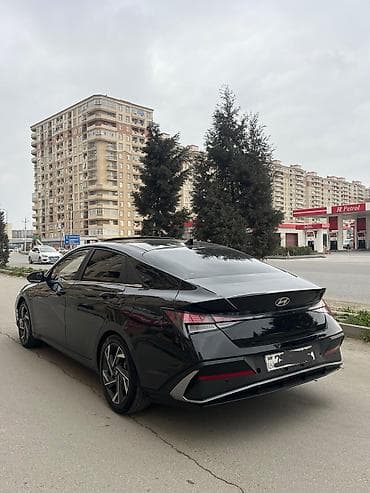 Мототранспорт: Hyundai Elantra – qara rəng, sedan, modern və aqressiv dizayn — 5