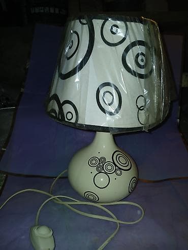Masaüstü dekorativ lampa - Rəng: ağ əsas, qara dairəvi naxışlarla -