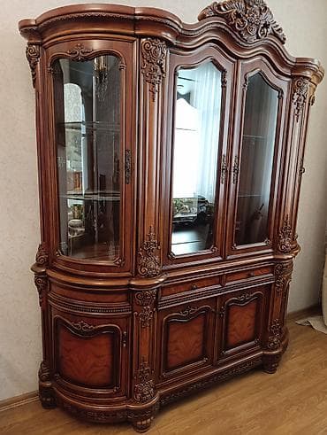 venera heykeli: Klassik üslubda vitrin-bufet - Material: təbii ağacdan hazırlanmış — 3