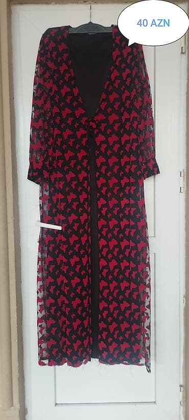 ziyafət geyimi: Qara fon üzərində qırmızı naxışlı uzun xalat/kimono-stil üst geyimi — 1