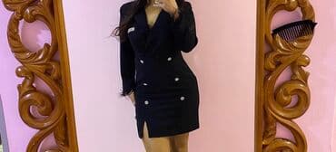 Qadın üçün şık qara paltar – blazer kəsimli, dizüstü uzunluqda. -