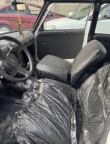 avto market: VAZ 2101, ağ rəng, sedan kuzov. Xüsusiyyətlər: - Klassik dizayn, 4 — 10