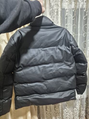 Kişi ayaqqabıları: Qara rəngli kişi puf şişmə qış gödəkçəsi - Dizayn: Minimalist, qısa — 2