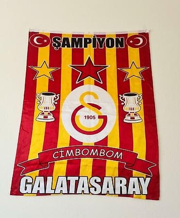Galatasaray temalı böyük divar bayrağı - Rənglər: qırmızı-sarı şaquli